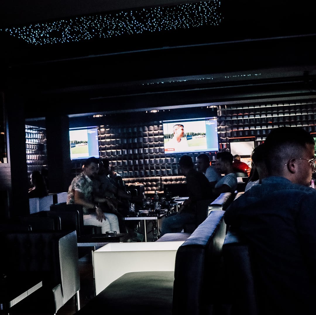 Lounge-Bereich mit stimmungsvoller Beleuchtung