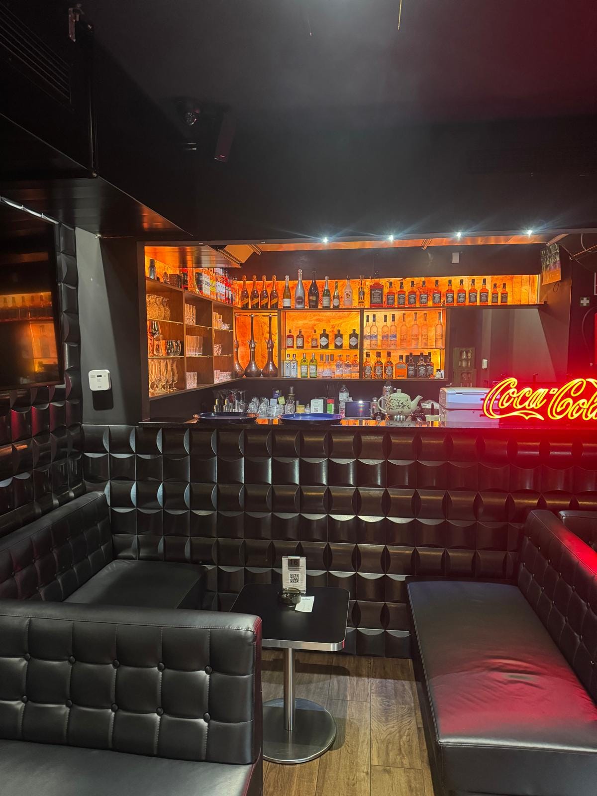 Stimmungsvolle Beleuchtung im Loungebereich